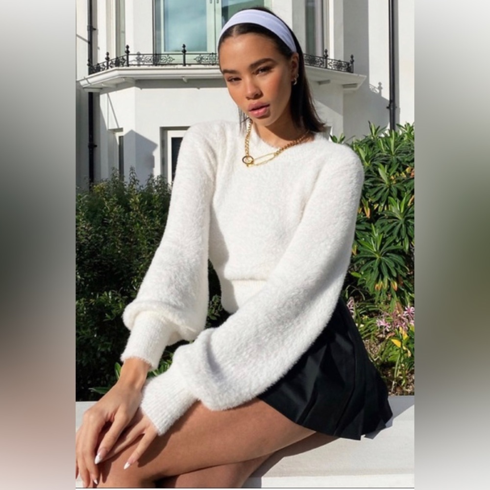 Aritzia Sunday Best Kitten White Casual Cropped Cozy Christmas Sweater Size S